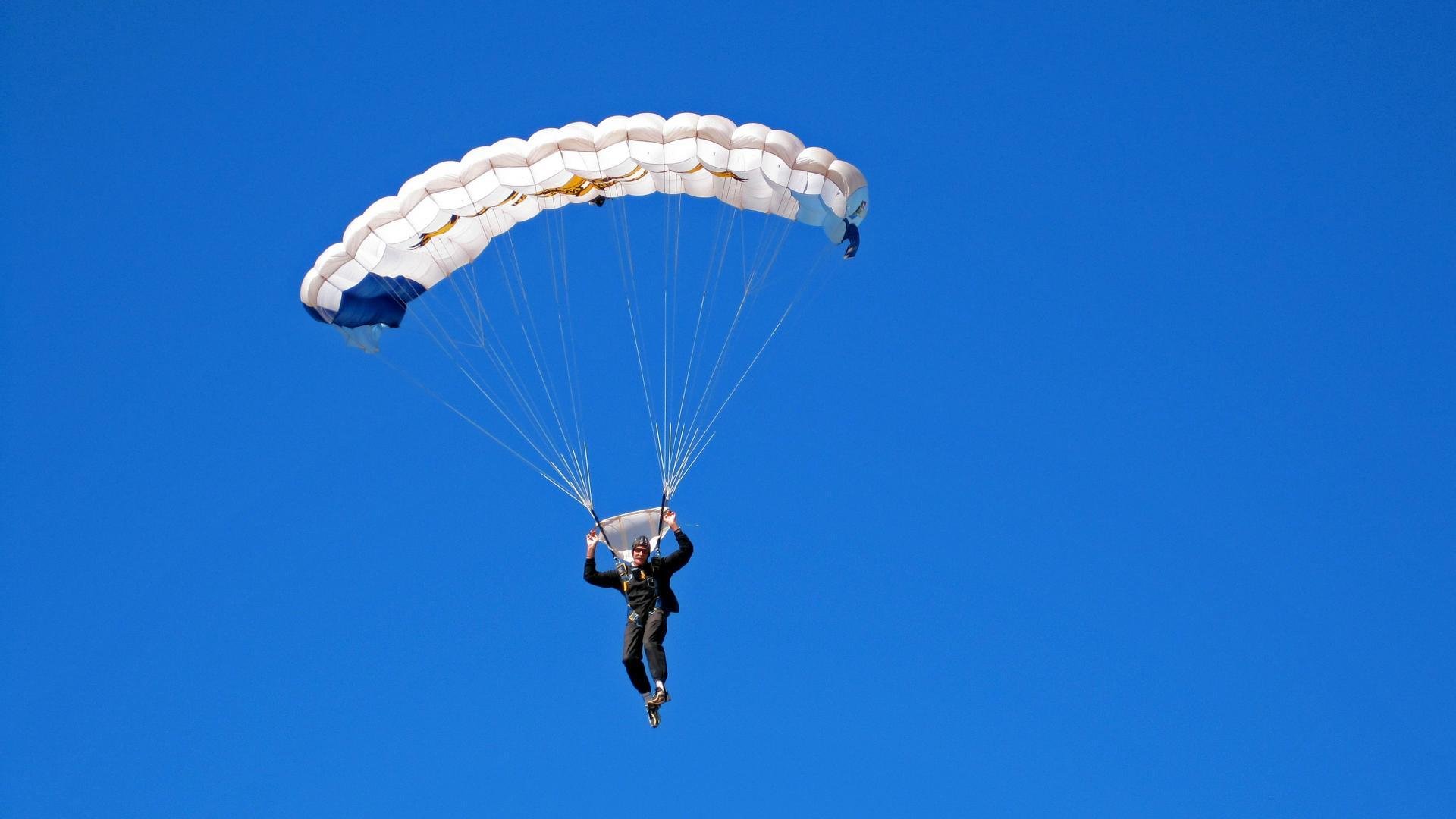 西骑手斯蒂芬·巴尔查携手“Chevaux Primavera”勇夺巴黎奥运会三项赛金牌，感动全场。
